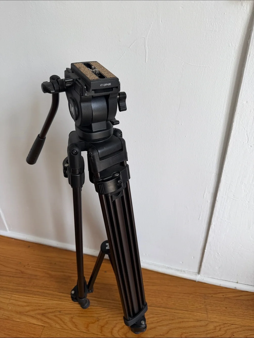 Magnus VT-4000 Tripod System with Fluid Head